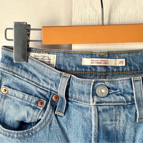 Levi’s Ribcage Straight Full Length in Light Wash - Picture 12 of 13